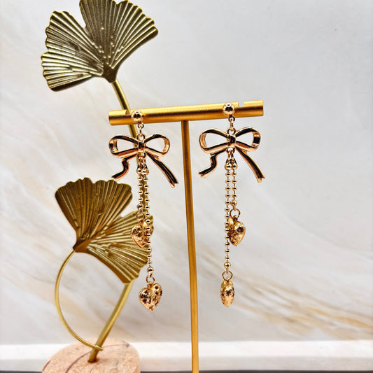 Goldene Ohrringe mit Schleifen-Design und Herzanhängern – 8 cm lang, 2,5 cm breit – verspielter Statement-Schmuck